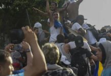 Venezolanos derriban estatuas de Chávez tras reelección de Maduro