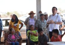 Lleva Elías Retes tinacos para el agua a residentes de Masiaca