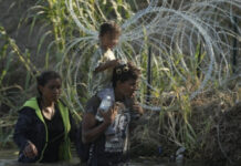 Triplica Texas vallas de alambre de púas contra migrantes