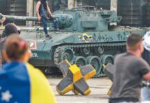 Maduro promete las actas, mientras protestas crecen