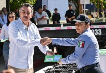 Entrega Javier Lamarque grúas, armamento, cargadores y vales de despensa a SSPM
