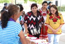Clausura la doctora Karla Córdova González curso de bordado en Vícam.