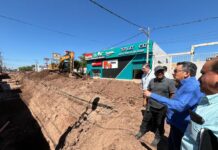Supervisa alcalde Javier Lamarque rehabilitación de colector sanitario en la colonia Faustino Félix