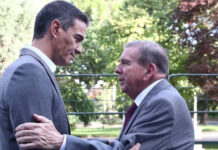 Pedro Sánchez recibe en el Palacio de La Moncloa a Edmundo González
