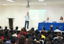 Javier Lamarque regresa a su alma mater para impartir conferencia sobre desarrollo municipal