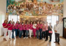 Colocan moño rosa a servidores públicos en apoyo al Mes de la Prevención del Cáncer de Mama