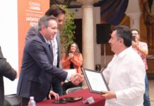 Recibe Javier Lamarque reconocimiento al mérito archivístico para el Ayuntamiento de Cajeme