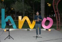 Disfrutan hermosillenses de una velada de micrófono abierto con “Dedícasela con el corazón”, en el Parque Madero