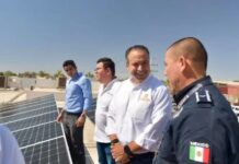 Equipa Toño Astiazarán con paneles solares comandancias del Poblado Miguel Alemán y Kino