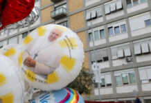 Papa Francisco sigue en estado ‘crítico’, pero alerta y de buen humor, informa Vaticano