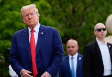 Trump dice que considera formas de servir un tercer mandato como presidente