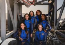 El vuelo espacial de Blue Origin “solo para mujeres” de Jeff Bezos, con su prometida o Katy Perry como tripulantes, completa su misión