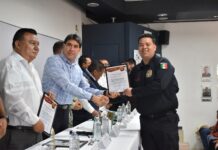 Reconoce alcalde al Policía y Bombero del Mes