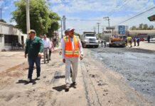 Javier Lamarque supervisa avances en la pavimentación de la calle 300 en Cajeme