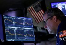 Fuertes caídas del dólar y de las bolsas del mundo: Wall Street sufre su peor jornada en 5 años tras el anuncio de aranceles de Trump