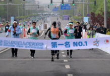 China realiza la primera media maratón entre robots humanoides