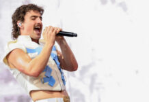 Benson Boone y Brian May tocan ‘Bohemian Rhapsody’ en Coachella