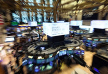 Wall Street arranca con cautela, en medio de ataques de Trump a Powell