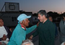 Alcalde ‘Beto’ Vázquez entrega luminarias en canchas de usos múltiples de Navobaxia y Los Conejos