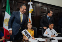 Felicita Toño Astiazarán a niñas y niños del 38 Cabildo Infantil de Hermosillo