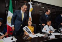 Felicita Toño Astiazarán a niñas y niños del 38 Cabildo Infantil de Hermosillo