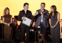 Entrega Toño Astiazarán medalla Emiliana de Zubeldía al tenor sonorense Arturo Chacón
