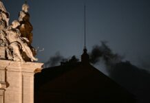 Cónclave: Humo negro en la segunda votación, la Iglesia aún no tiene Papa