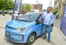 Entrega Antonio Astiazarán vehículo eléctrico a ganador del sorteo “En la H Cumpliendo ganas”