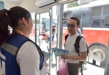 Invitan jóvenes a usar y cuidar las paradas de camión refrigeradas de Hermosillo
