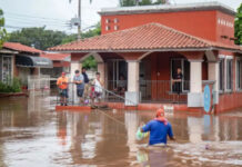 Se desborda río en Juchitán tras paso del huracán ‘Erick’