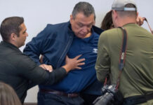 Someten policías a Alex Padilla, senador de origen mexicano