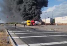 UMPC Y BOMBEROS controlan incendio tras choque entre PIPA de COMBUSTIBLE y TREN