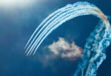 Recibe Ayuntamiento de Guaymas a la escuadrilla acrobática Águilas Aztecas de la Fuerza Aérea Mexicana