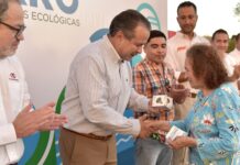 Toño Astiazarán y Coca-Cola regalan 10 mil regaderas ecológicas