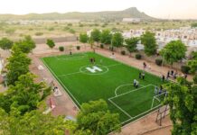 Inauguran Toño Astiazarán y familias de Villa Merlot nueva cancha de fútbol con pasto sintético