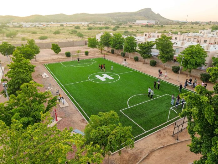 Inauguran Toño Astiazarán y familias de Villa Merlot nueva cancha de futbol con pasto sintético (1)