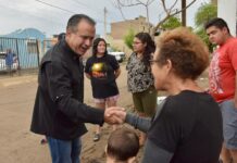 Atiende Toño Astiazarán a familias de La Caridad afectadas por lluvias