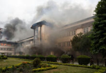 Manifestantes incendian el Parlamento de Nepal en medio de crisis política y dimisiones en cadena
