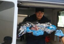 Policías apoyan nacimiento de bebé en la vía pública
