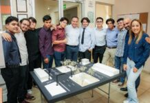 Reconoce Alcalde talento juvenil creador del proyecto de semáforo inteligente