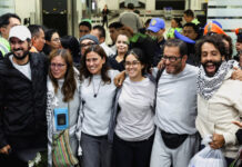 Arriban al AICM mexicanos de la Global Sumud Flotilla repatriados desde Israel
