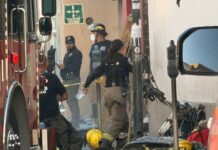 Atienden cuerpos de emergencia incendio de establecimiento comercial en Centro de la ciudad