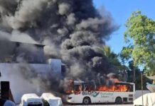 ALUMNOS DEL CONALEP QUEMAN SU AUTOBÚS PORQUE NO LES PAGARON SUS BECAS