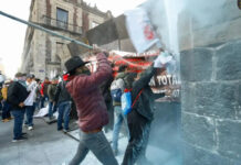 Maestros de la CNTE reanudan protestas; se concentran en el Zócalo e intentan derribar vallas