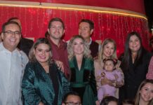 Se ilumina Navojoa con un hermoso el árbol de Navidad