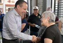 Dialoga Toño Astiazarán con familias de Villa Bonita