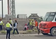 Embiste camión urbano dos autos