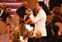 Donald Trump amenaza con demandar al presentador de la gala por vincularlo con Epstein