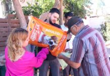 Realiza Ayuntamiento de Guaymas entrega de croquetas recolectadas en la elección a rey del Carnaval en colonias del municipio
