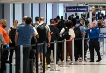 Al inicio de las vacaciones de primavera siguen largas filas en aeropuertos de EU